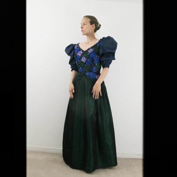 Dramatic Victor Costa for Holt Renfrew red carpet dress in emerald green taffeta - Picture 5 of 14